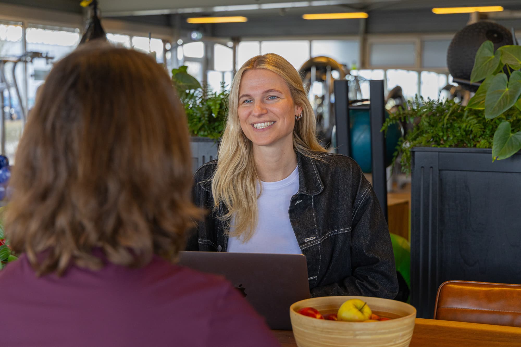 Annelyn in gesprek met een cliënt